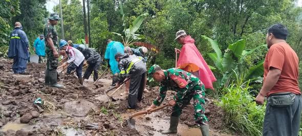 Babinsa Gobleg Bersama Warga Gotong Royong Bersihkan Longsor di Akses Jalan Desa