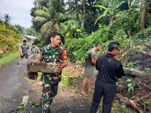 Hujan Lebat dan Angin Kencang Terjang Batuaji, Babinsa Bersama Warga Pulihkan Akses Jalan