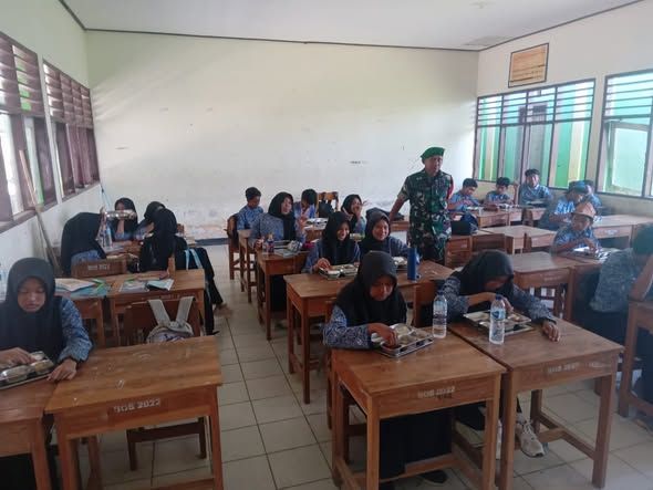 Pastikan Tepat Sasaran, Babinsa Koramil Taliwang Dampingi Program MBG