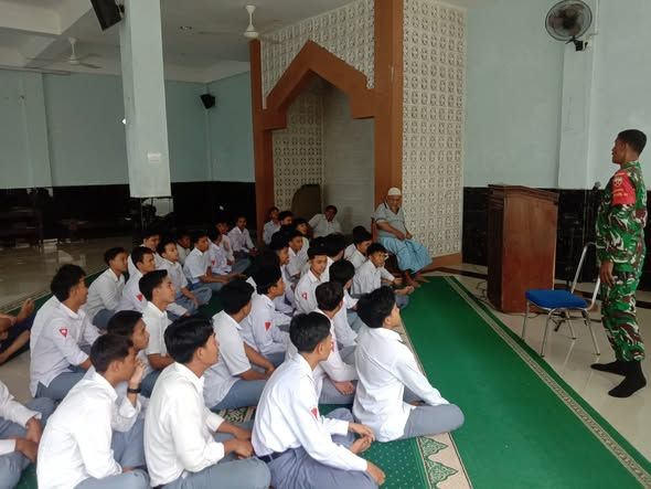 Sasar Pondok Pesantren, Babinsa Semarapura Kangin  Sosialisasikan Rekrutmen TNI AD
