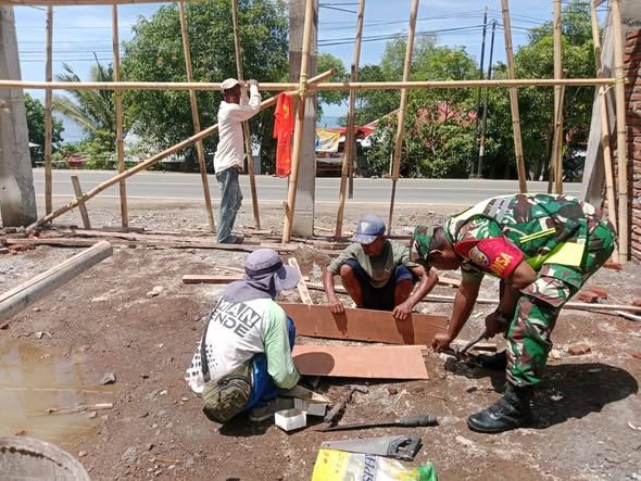 Karya Bhakti TNI AD, Babinsa Ende Utara Dukung Perbaikan Rumah Warga di Onewitu