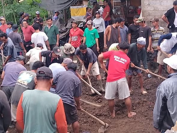 TNI-Polri dan Warga Ambengan Bersatu Pulihkan Dampak Longsor