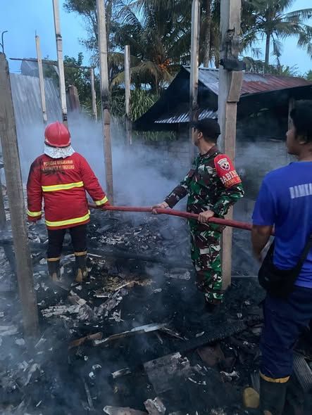 Aparat TNI Polri Dan Damkar Bersinergi Atasi Kebakaran Kandang Ayam Di Desa Timuhun