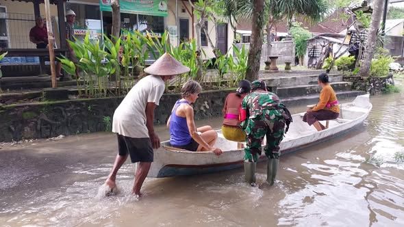 Kreatif, Babinsa Lembongan Manfaatkan Perahu Nelayan Bantu Aktifitas Warga Dan Wisatawan