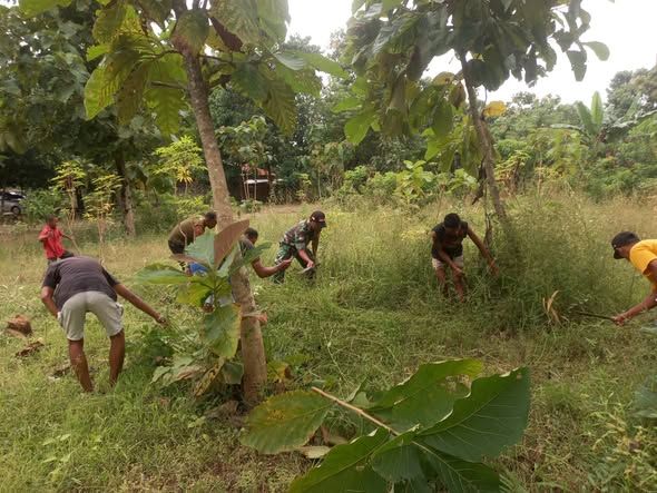 Semangat Gotong Royong, Babinsa dan Warga Desa Ponu Ciptakan Lingkungan Asri