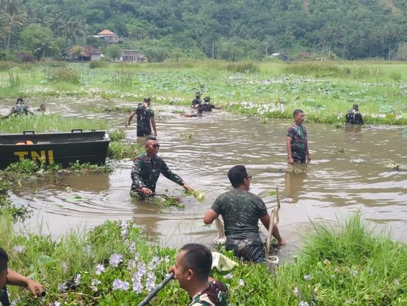 Hidup Menyatu Dengan Alam Pembersihan Dan Normalisasi Danau Yehmalet