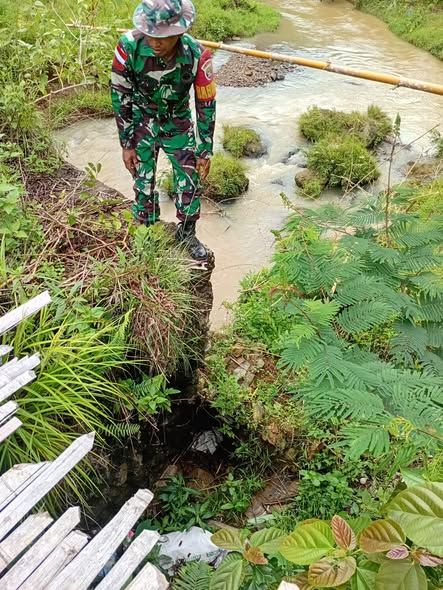 Dukung Program Presiden RI, Babinsa Ruteng Laksanakan Pengecekan Jembatan Rusak