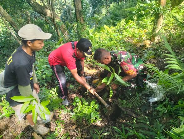 Sinergi TNI, Polri, dan Masyarakat Hijaukan Kawasan Hutan Desa Panji