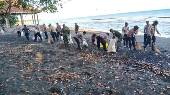 Sinergi TNI–Polri dan Masyarakat, Muspika Seririt Laksanakan Bersih-Bersih Pantai Seririt 