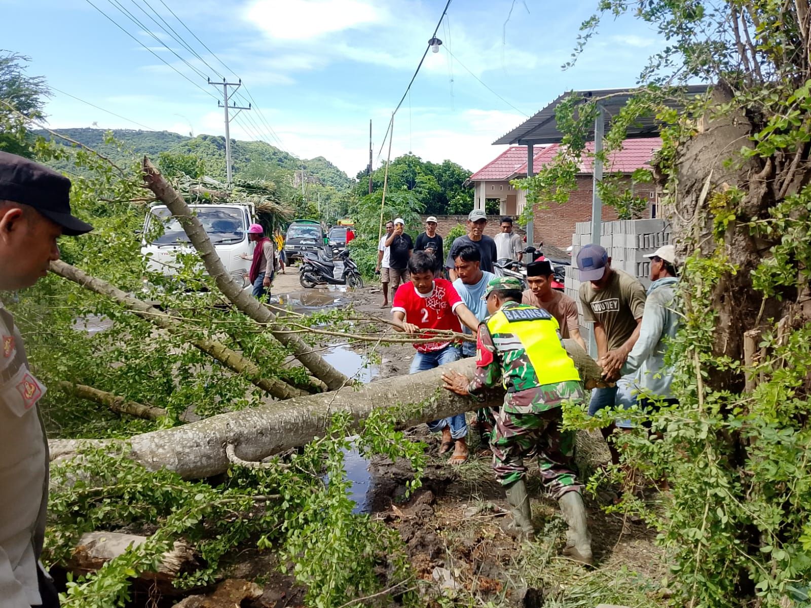 Koramil Monta Bersama Dinas PUPR Bima Beri Solusi Awal Perbaikan Jalan Rusak