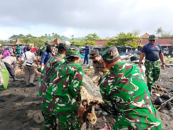 Kodim Tabanan Bergerak Serentak dengan Lintas Sektor Tangani Darurat Sampah Kawasan Pesisir Bali
