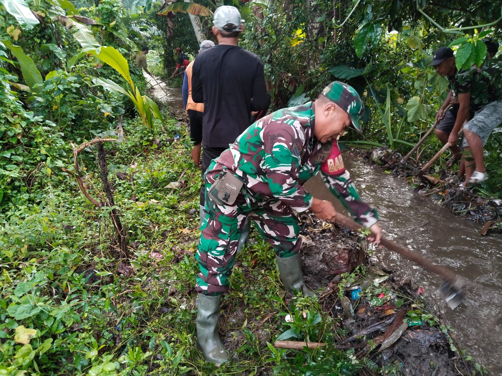 Cegah Banjir, Babinsa dan Ratusan Warga Desa Pengulon Kompak Gelar Aksi Bersih-bersih Selokan