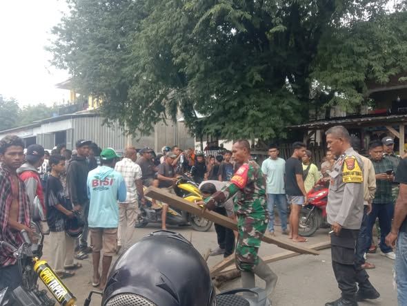 Babinsa Koramil Monta Kawal Pemblokiran Jalan di Simpasai, Pastikan Ketertiban Terjaga