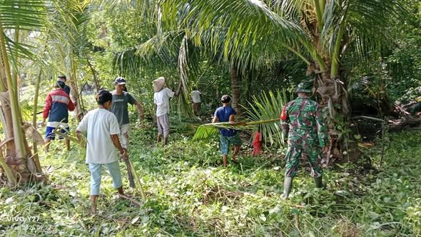 Babinsa Tana Duen Pimpin Karya Bhakti Bersama Warga di Pantai Bolawolon 