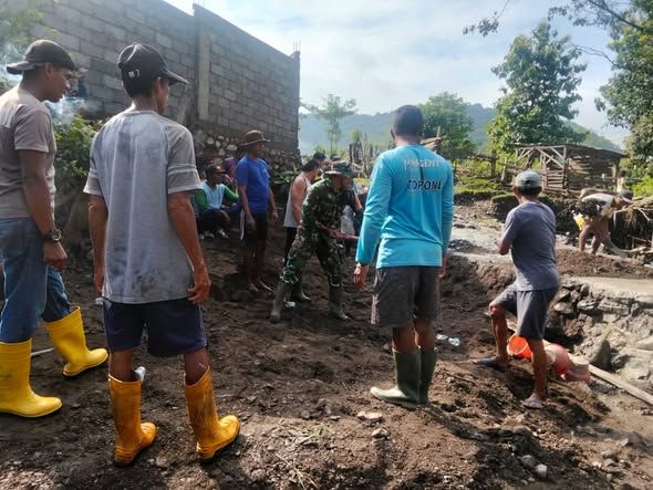Gotong Royong Babinsa dan Warga Adu, Perbaiki Jembatan Rusak Akibat Banjir