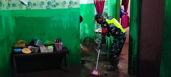 Babinsa Koramil Rasanae Bantu Evakuasi dan Bersihkan Dampak Banjir di Kelurahan Ule