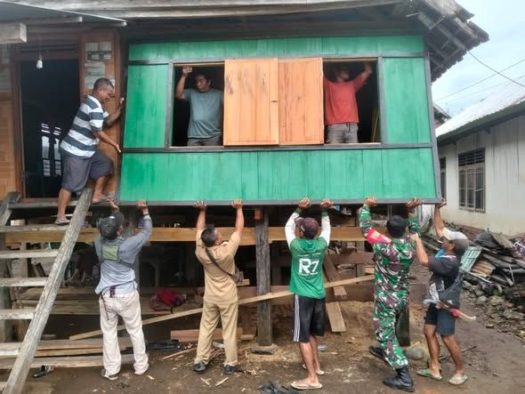 Semangat Gotong Royong TNI dan Warga Percepat Rehabilitasi Rumah di Desa Seran