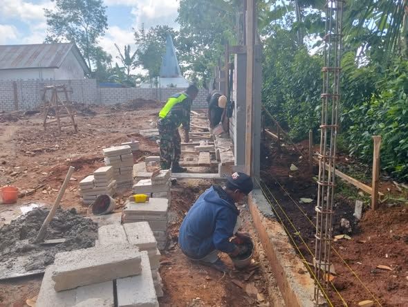 Wujud Pendampingan Wilayah, Babinsa Pantau Proyek Koperasi Desa