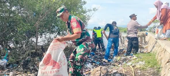 Sinergi TNI-POLRI dan Pemerintah Kecamatan Bolo Bersihkan Pantai Nggembe