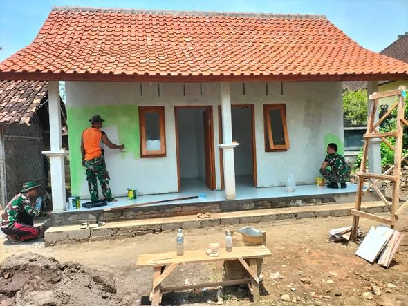 Dansatgas TMMD 127 Jembrana Pastikan Bedah Rumah Dewa Putu Dika Segera Rampung