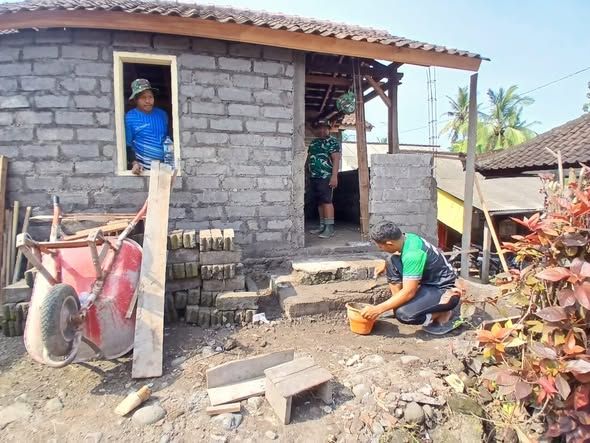 Sentuhan TNI untuk Rakyat: Dansatgas Kodim Jembrana Pastikan Kualitas Stimulan Servis Rumah