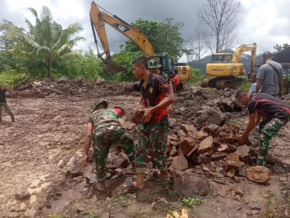 Sinergi TNI dan Rakyat, Satgas TMMD Ke-127 Rapikan Material Batu di Waiblama