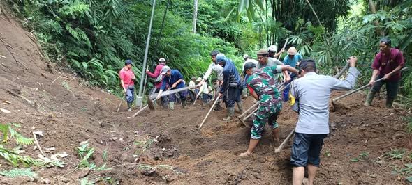 Babinsa Bersama Warga Gotong Royong Tangani Longsor di Tegallalang, Keselamatan Jadi Prioritas