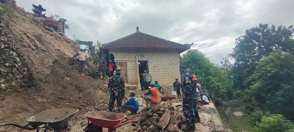 Koramil Nusa Penida Gotong Royong Bersama Warga Evakuasi Material Longsor Di Desa Kutampi