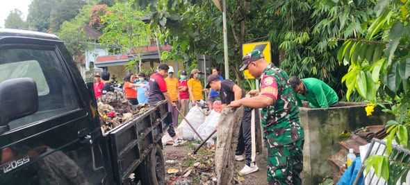Babinsa dan LPK Haruka Bahu-Membahu Bersihkan Sampah Non-Organik di Desa Subuk