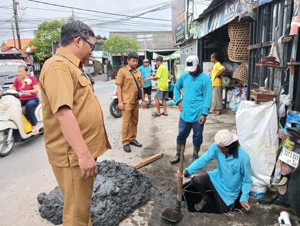 Babinsa Tekankan Kepedulian Lingkungan Saat Penggelontoran Gorong-Gorong di Denpasar Barat