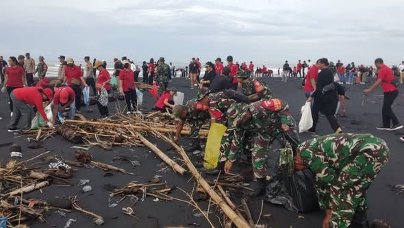 Gerak Cepat TNI di Bali: Kodim Tabanan Turun Langsung Tangani Darurat Sampah Pantai
