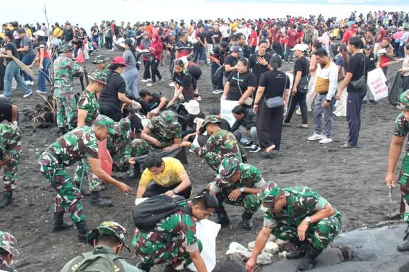 Karya Bakti Serentak di Gianyar, Dandim Pimpin Langsung Gerakan Bersih Sampah 2026