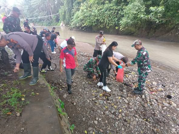 Koramil Busungbiu dan Muspika Serbu Sampah Plastik di Sungai Saba Titab