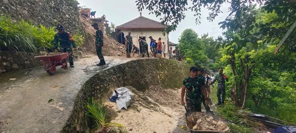 Kolaborasi TNI Bersama BPBD Dan Warga Evakuasi Material Longsor Di Desa Kutampi