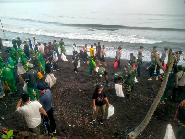 Aksi Nyata Babinsa Bersama Forkopimda Bersihkan Pesisir Buleleng dalam Gerakan Indonesia Asri 2026
