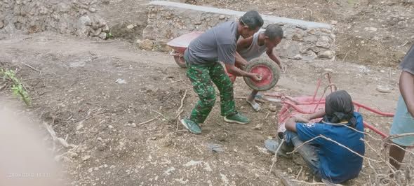 Semangat Gotong Royong, Babinsa Bantu Pemindahan Batu Karang di Lokasi KDKMP