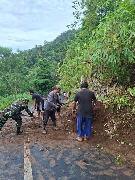 Babinsa Bersama Aparat Desa dan Masyarakat Gotong Royong Bersihkan Material Bekas Longsoran