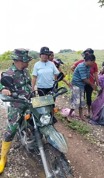 TNI Tunjukkan Kepedulian, Babinsa Kefamenanu Bantu Ibu Hamil yang Melahirkan di Pondok Kebun Saat Hujan Deras