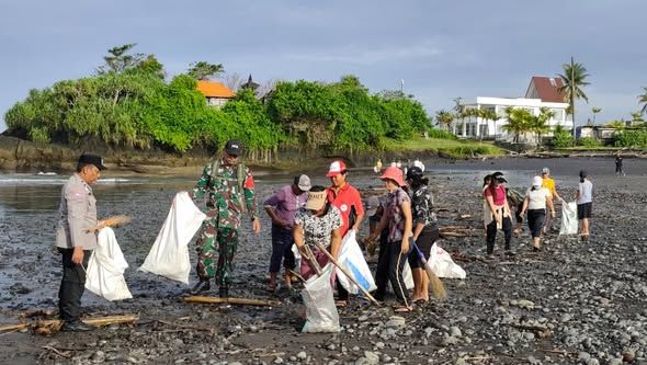 Babinsa Beraban Bersama Warga Bersihkan Pantai Abian Kapas Jelang Upacara Melasti