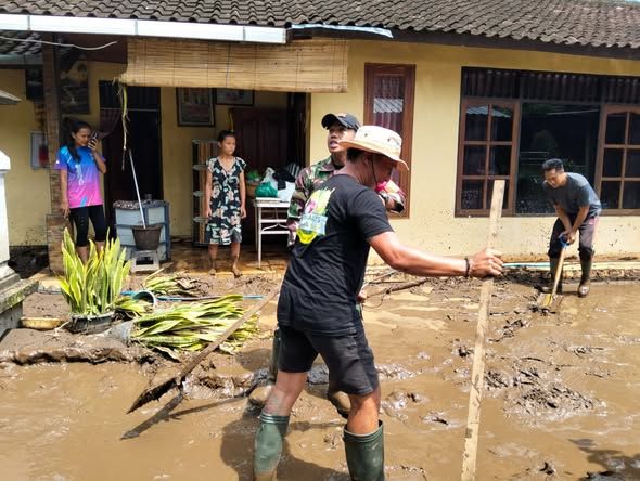 Babinsa Seririt Pimpin Gotong Royong Bersihkan Rumah Warga Pasca Luapan Sungai Mendaung