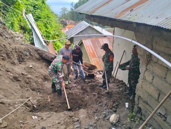 Babinsa Koramil Kintamani Pimpin Gotong Royong Bersihkan Longsor di Desa Sukawana