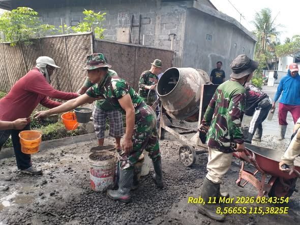 TNI–Polri dan Warga Gotong Royong Rabat Beton Jalan di Dusun Sarimertha