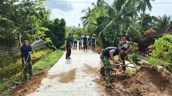 H-2 Penutupan TMMD 127 Jembrana, Satgas dan Warga Kebut Penyempurnaan Jalan Desa Yeh Sumbul