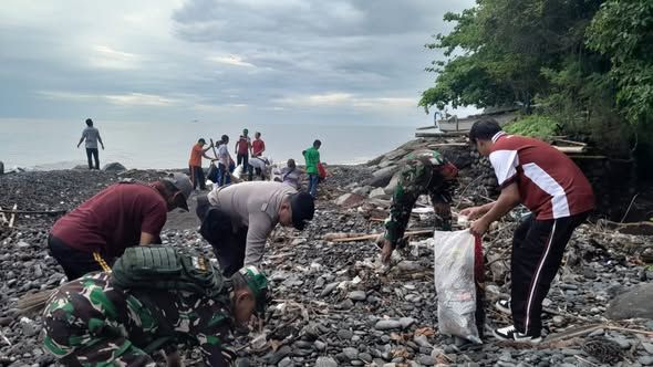 Sinergi Desa, Kecamatan dan TNI–Polri Gelar Aksi Bersih Pantai di Penuktukan