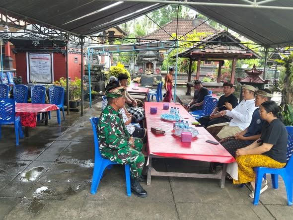 Babinsa Kaliakah Dampingi Bupati Jembrana Melayat, Wujud Empati dan Sinergi di Tengah Duka