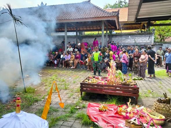 Babinsa Kaliakah Kawal Prosesi Ngaben, Pastikan Aman dan Khidmat