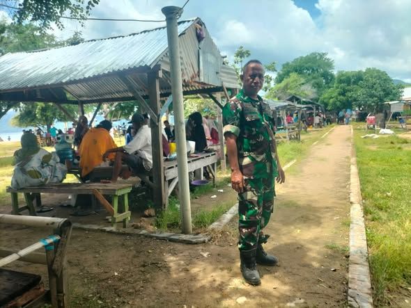 Pengamanan Ketat di Pantai Lariti, Babinsa dan Satpol PP Pastikan Libur Lebaran Aman dan Nyaman