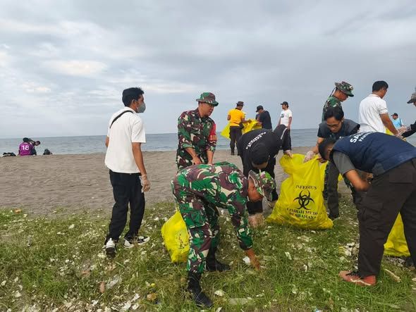 Pantai Loang Baloq Bersih dan Siap Sambut Lebaran Ketupat, TNI dan Warga Gotong Royong