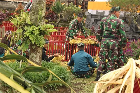 Ngayah Jelang Piodalan, TNI dan Warga Bersinergi di Pura Ulun Danu Batur   Drag