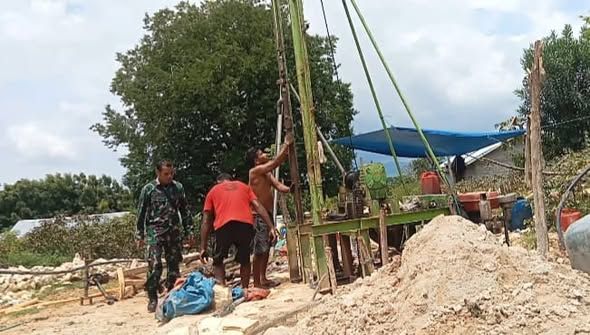 Babinsa Aesesa Pantau Progres Sumur Bor BNPB, Siap Dukung Kebutuhan Air Bersih Warga